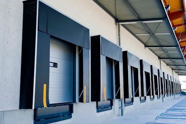 Retractable dock shelter_1